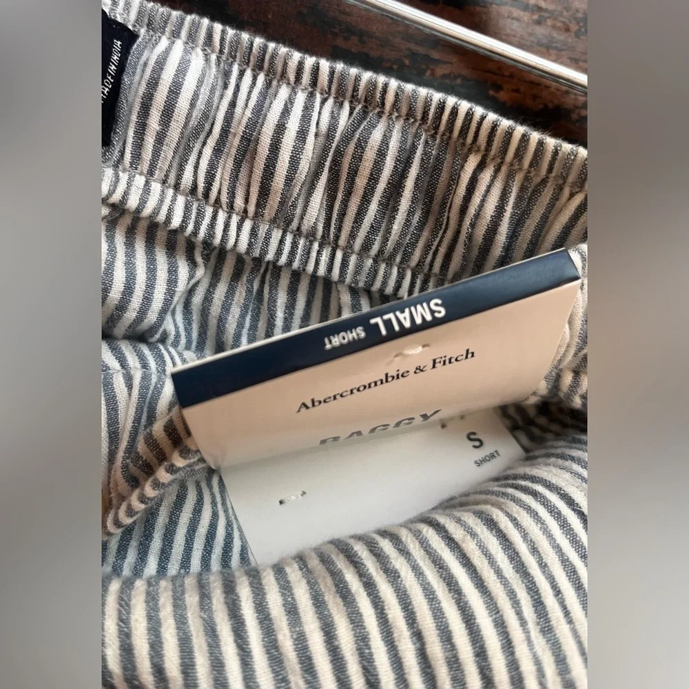 A&F NWT Men’s Small Drawstring Blue & White Stripes Baggy Pants